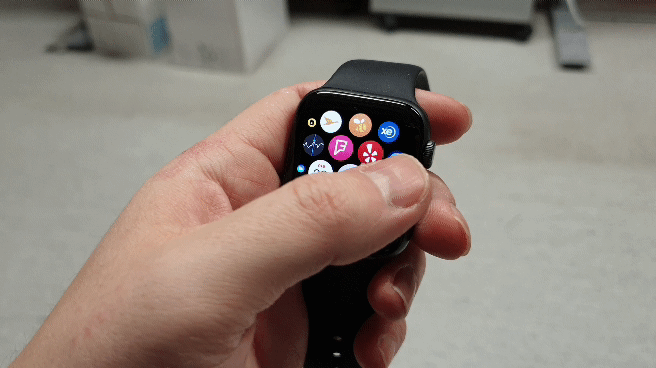 Apple Watchissa on testiryhmän älykelloista runsain sovellusvalikoima. Kellon kosketusnäyttö seuraa täsmällisesti sormen pyyhkäisyjä. Kuva: OM-arkisto